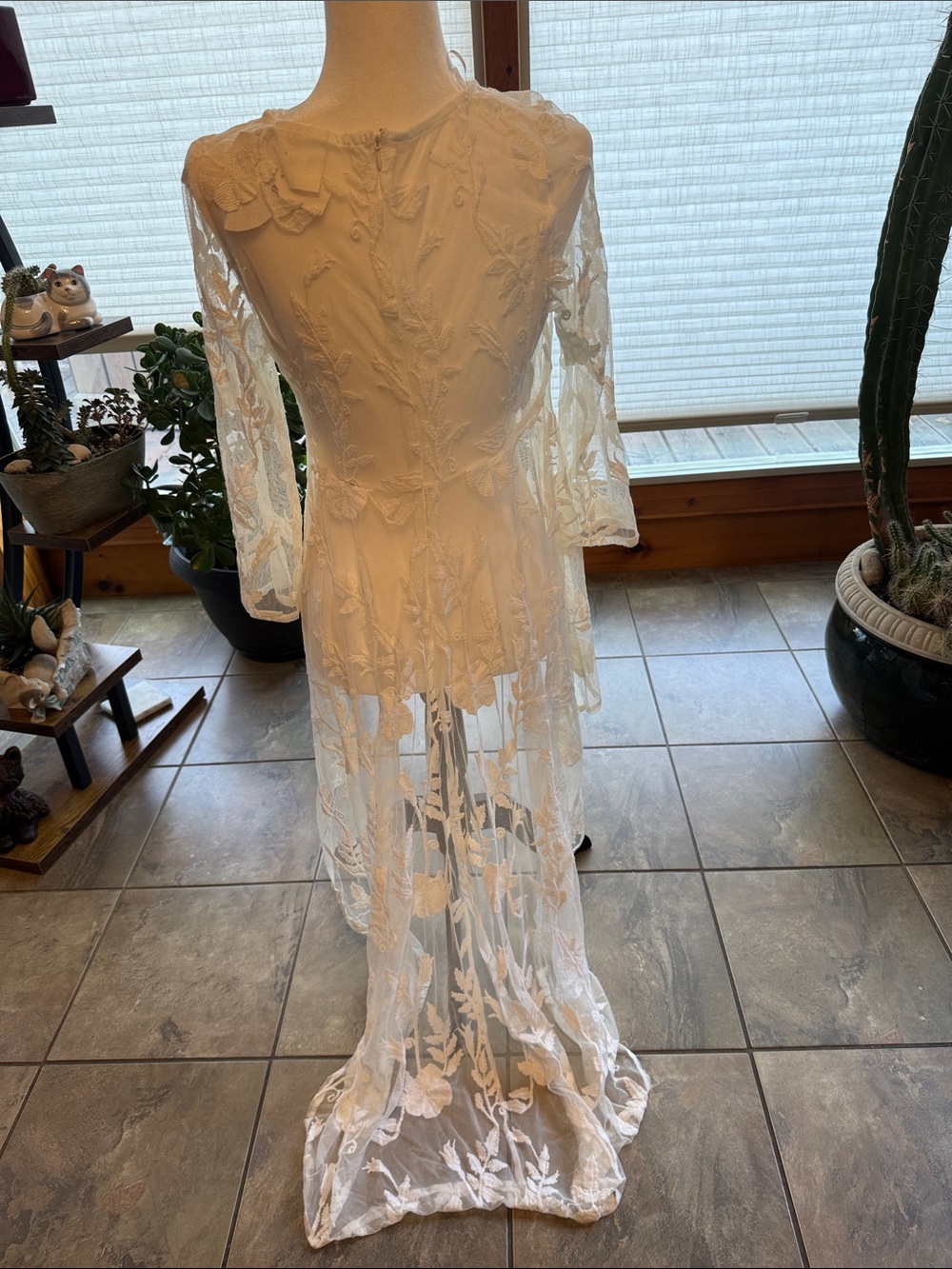 white Lace High-Low Top - Picture 5 of 7